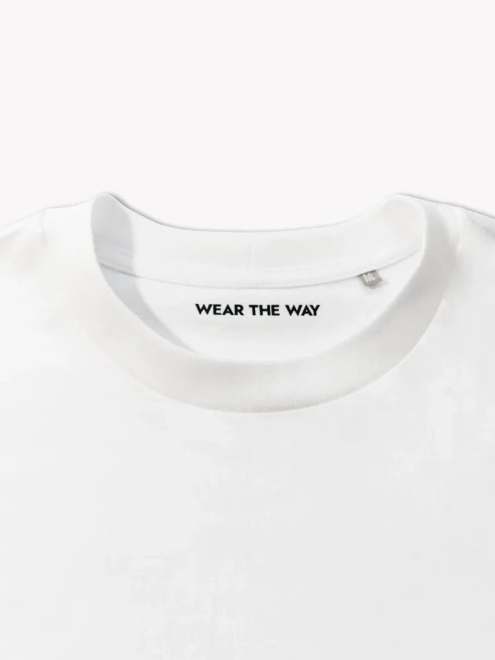 biały t-shirt oversize z napisem "Become like a child", zbliżenie, WEAR THE WAY