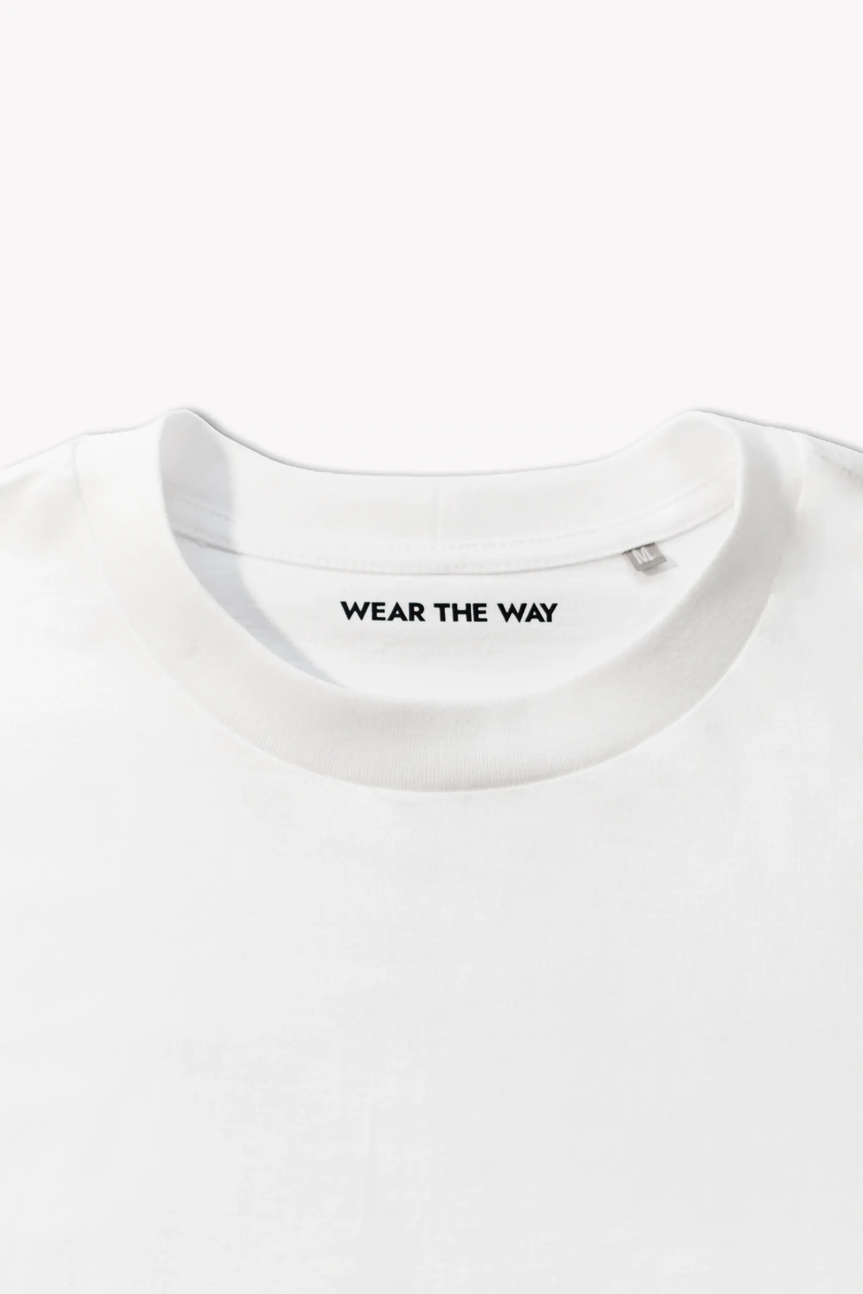 biały t-shirt oversize z napisem "Become like a child", zbliżenie, WEAR THE WAY