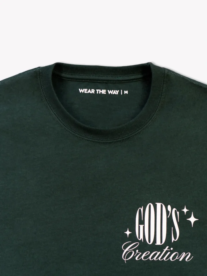 ciemnozielony t-shirt relaxed fit z napisem "God's Creation", zbliżenie na detal, WEAR THE WAY