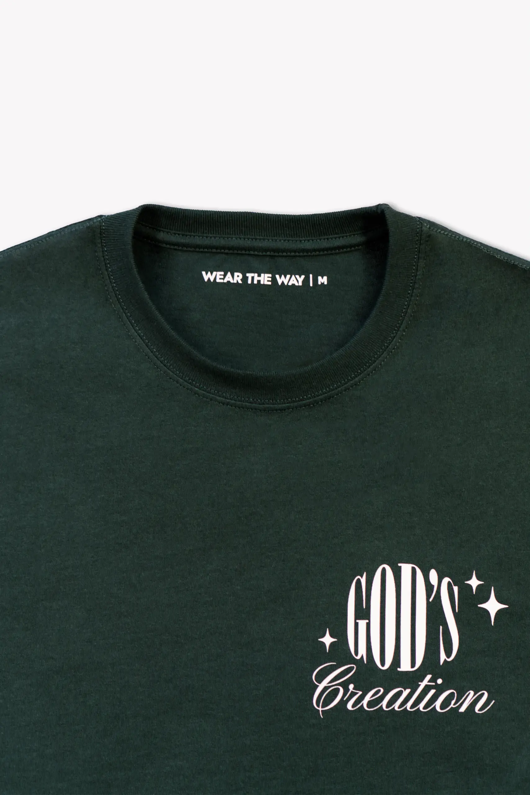 ciemnozielony t-shirt relaxed fit z napisem "God's Creation", zbliżenie na detal, WEAR THE WAY