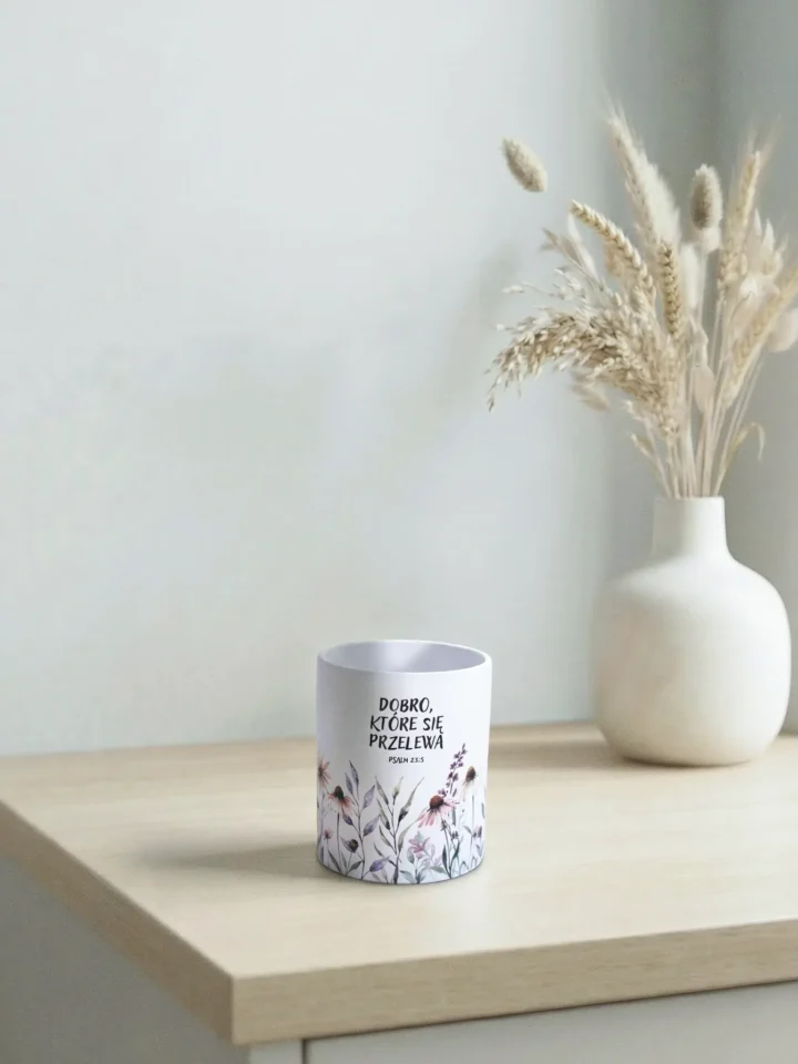matowy ceramiczny kubek z napisem "Dobro, które się przelewa", widok na napis, WEAR THE WAY