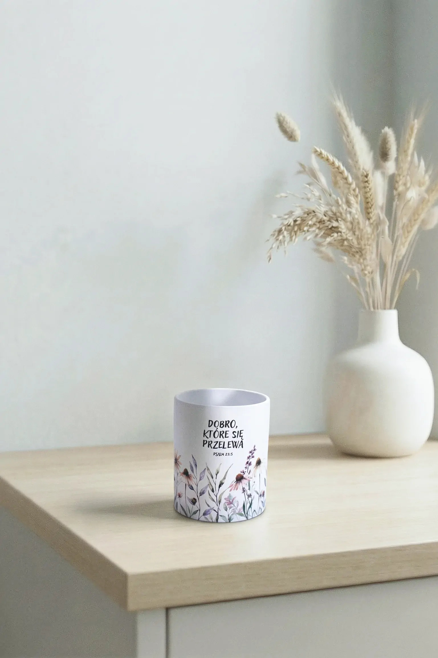 matowy ceramiczny kubek z napisem "Dobro, które się przelewa", widok na napis, WEAR THE WAY