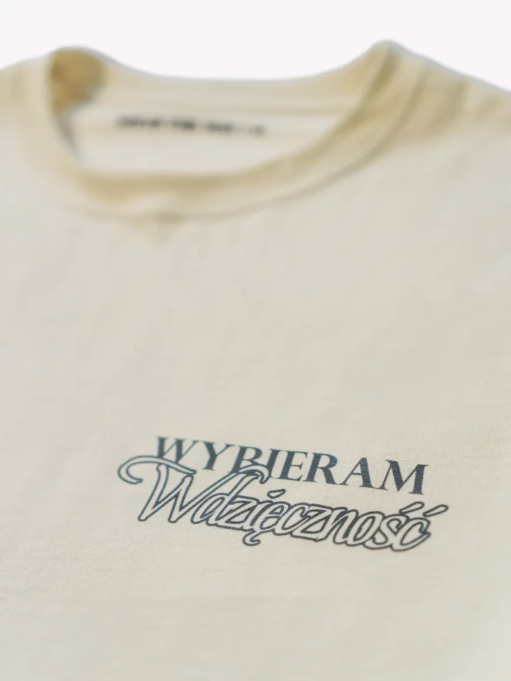 naturalny t-shirt relaxed fit z napisem "Wybieram wdzięczność", zbliżenie, WEAR THE WAY