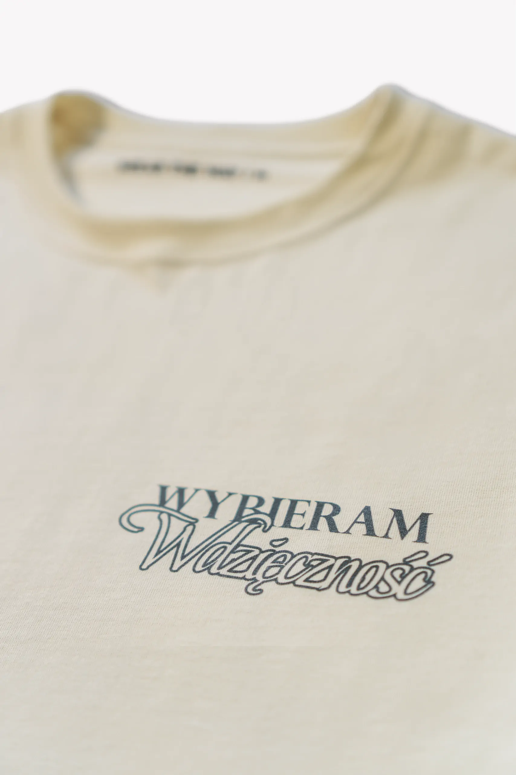 naturalny t-shirt relaxed fit z napisem "Wybieram wdzięczność", zbliżenie, WEAR THE WAY