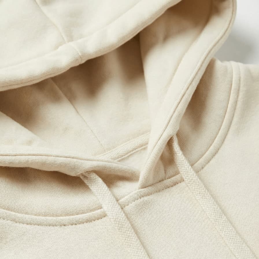 Zbliżenie na wysokiej jakości materiał i wykończenie beżowej chrześcijańskiej bluzy z kapturem WEAR THE WAY, sklep chrześcijański