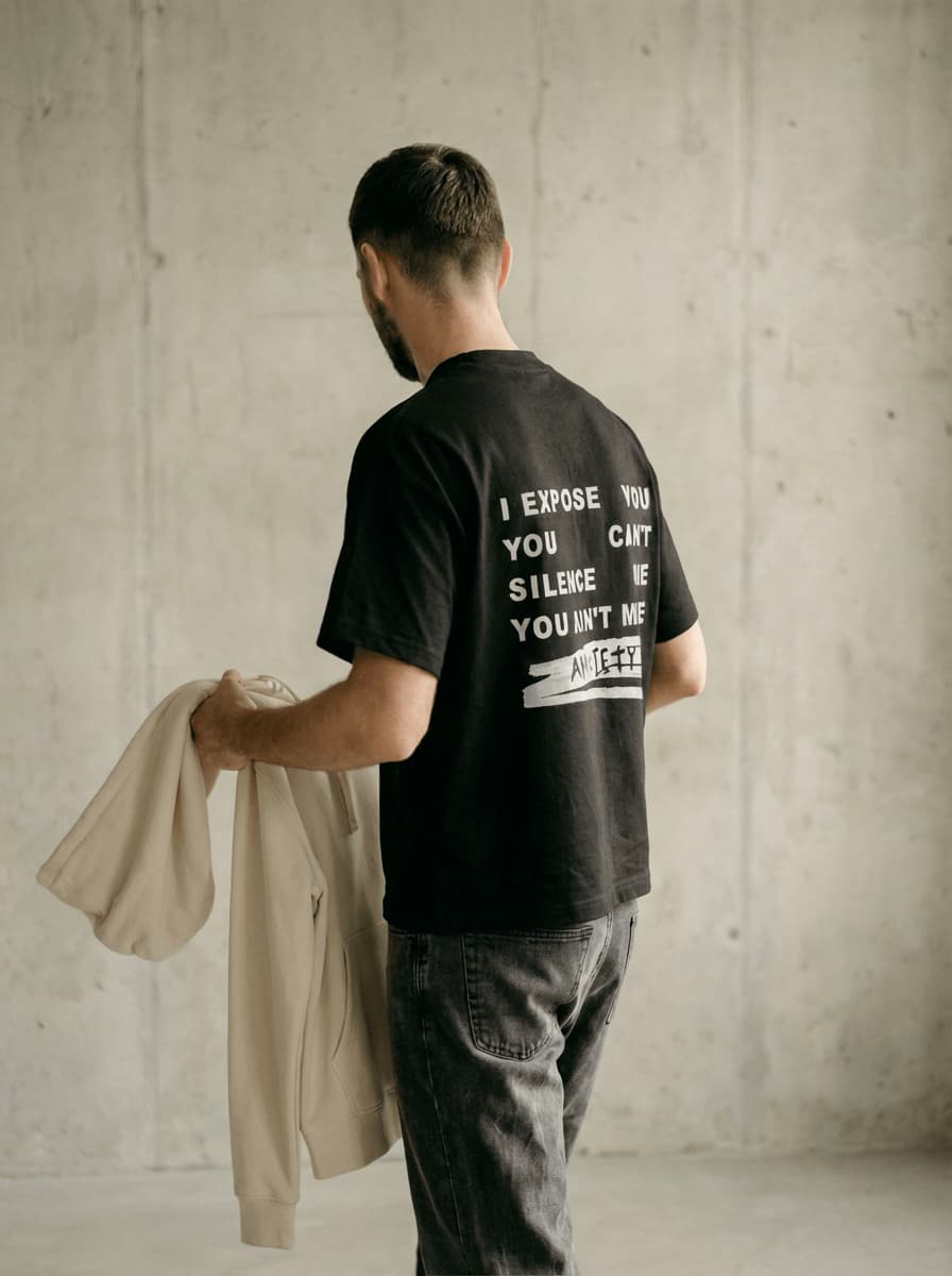 Męski T-shirt oversize z ewangelizacyjnym nadrukiem na plecach — stylizacja streetwear by wear the way